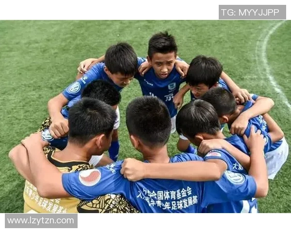 足球比赛中为何常见小孩陪伴的深层原因探讨与意义分析